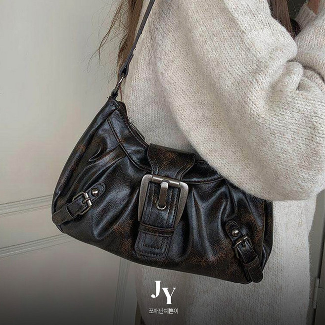 쪼예 데일리 빈티지 레더 힙무드 셔링 버클 숄더백