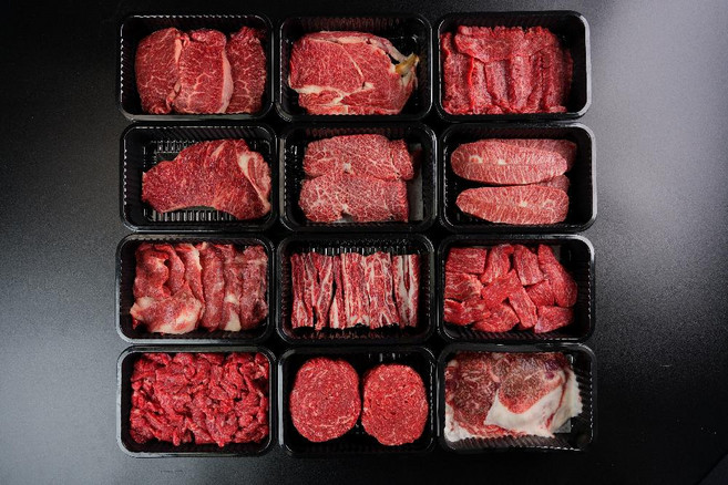 우마고 한우암소 1등급 / 1+등급 꽃등심 채끝 살치살 부채살 갈비살 안심 국거리 업진살 치마살, 설도장조림 300g, 300g, 1개