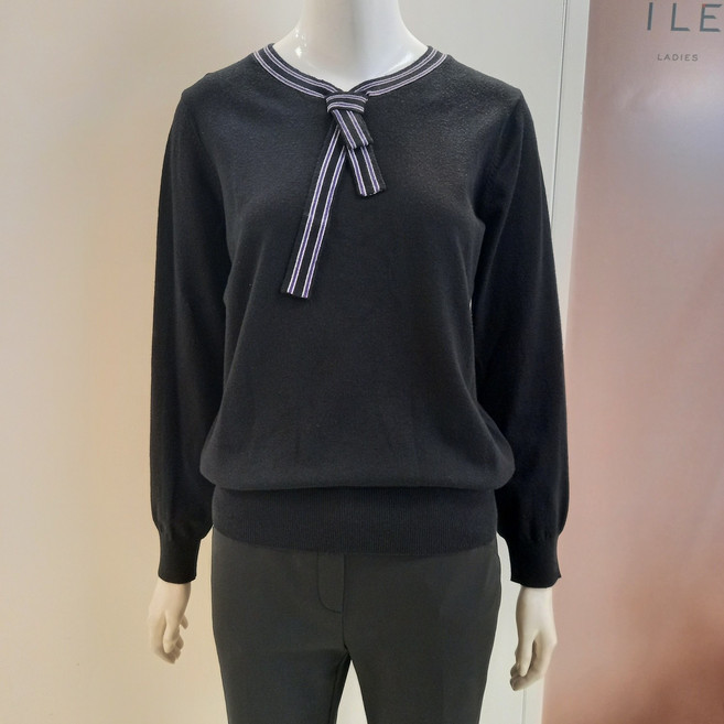 크로커다일레이디 목라인이 여성스럽고 큐티한 니트~~