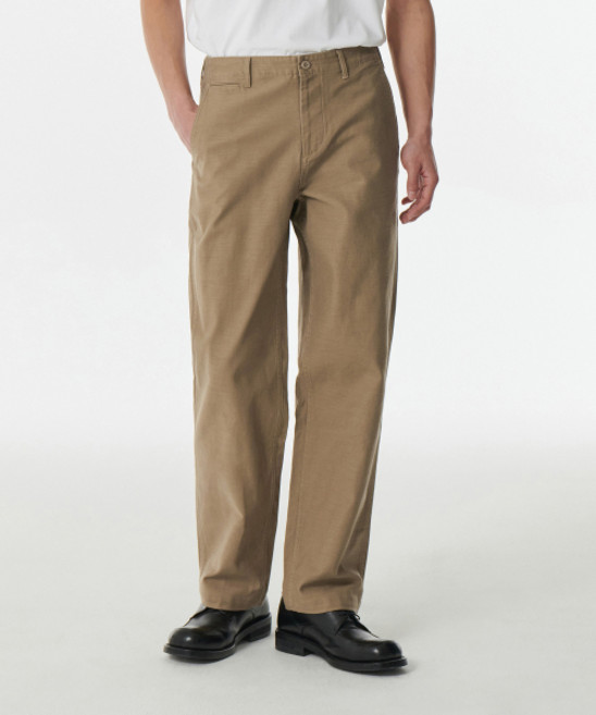 무신사 스탠다드 백 사틴 테이퍼드 오피서 팬츠 샌드 베이지 497467