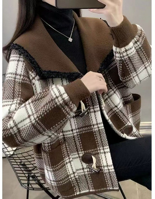 格紋牛角扣外套 寬鬆娃娃領設計 秋冬保暖開衫 大尺碼 咖啡色 黑色