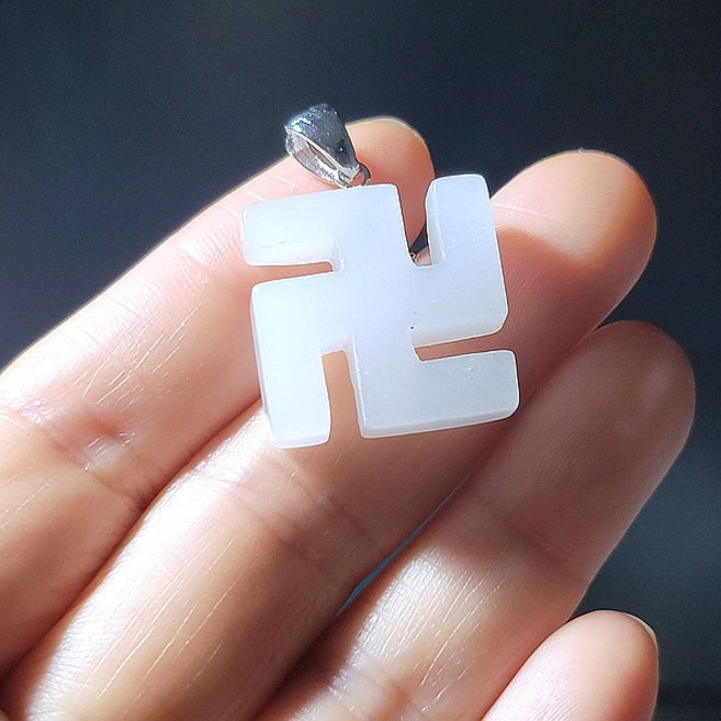 천연석 백옥 만자 펜던트 행운 부적 소원성취