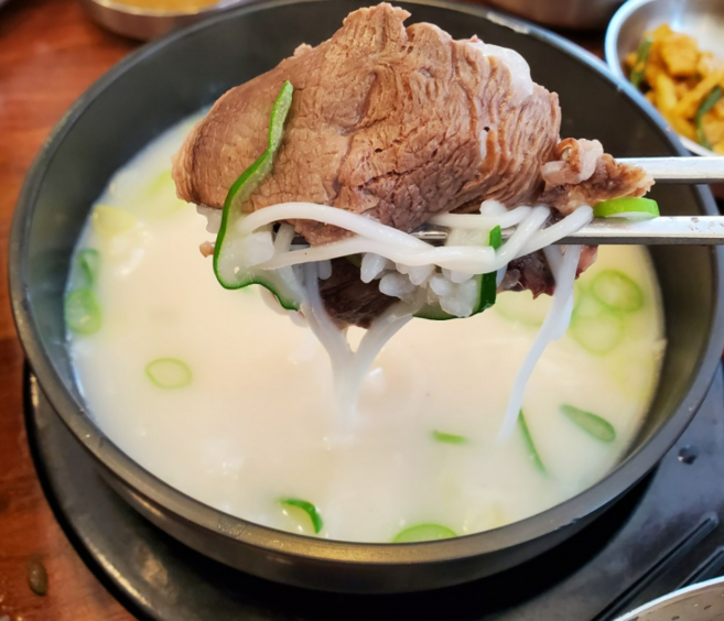 1+1 국내산 사골 60년 전통 경북 안동 가마솥 소고기국밥 총1kg, 2봉, 500g