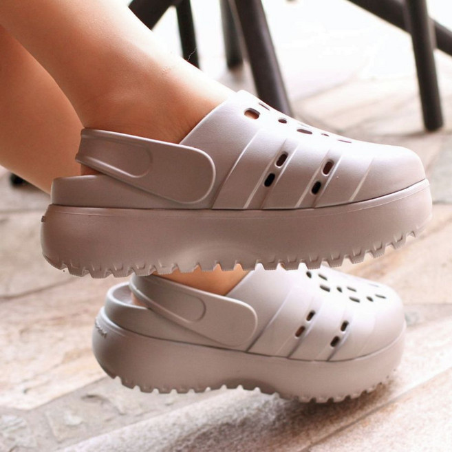 국내정품 아디다스 남여 공용 샌들 2컬러 키높이 효과 편안한 여름 데일리룩 필수 플랫폼 슈즈 슬리퍼