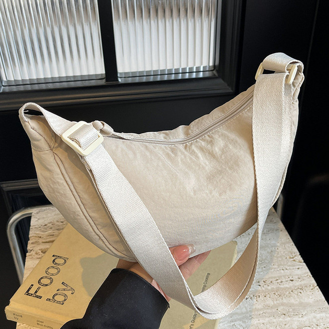 半月斜肩包 日系休閒尼龍餃子包 男女同款, 米白