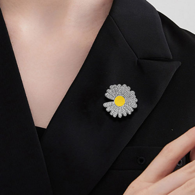 티큐 여성 화이트 큐빅 데이지 꽃 플라워 정장 원피스 옷핀 브로치 F474
