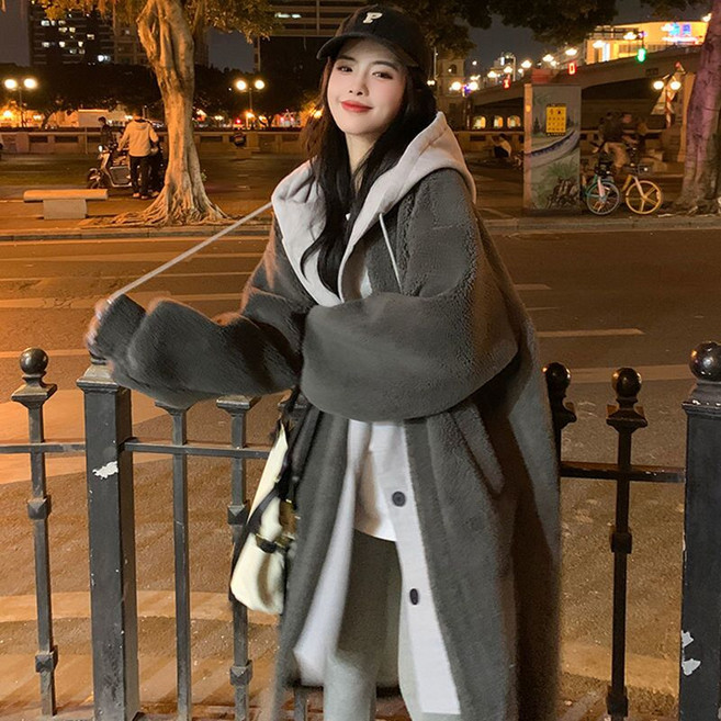 梨卡 女款長版連帽羊羔毛外套 寬鬆保暖設計 時尚秋冬穿搭