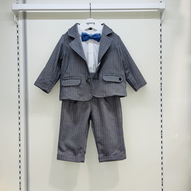 아가방(야탑점) 핏이 예쁜 정장 외투에~ 귀여운 멜빵 바지로 포인트를 준 정장 상하복 세트입니다~ 넥타이하고 멜빵끈 탈부착 가능합니다~