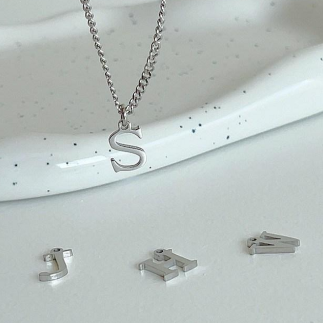 변색없는 써지컬 이니셜 알파벳 목걸이 커플템 우정템