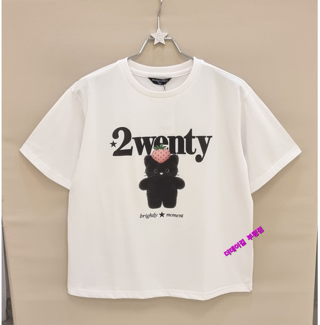 더데이걸 부평점 귀여운 티지냥이 캐릭터 포인트 디테일의 박시핏으로 편안하고 시원하게 입는 데일리 여아 반팔 티셔츠