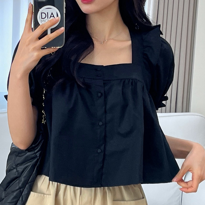 [디아미뇽] 벨리엔 셔링 콩단추 프릴 스퀘어넥 반팔 블라우스