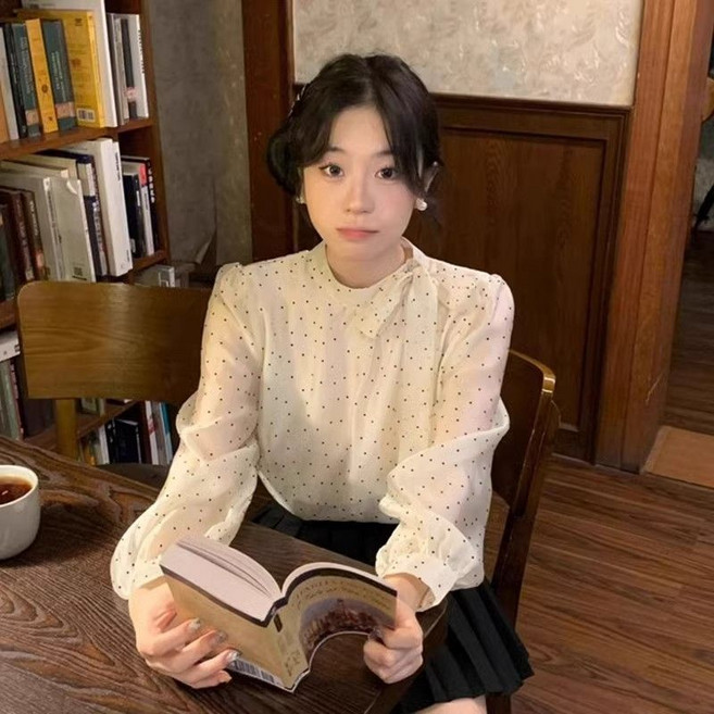 法式蝴蝶結綁帶波點泡泡袖襯衫，淑女風上衣