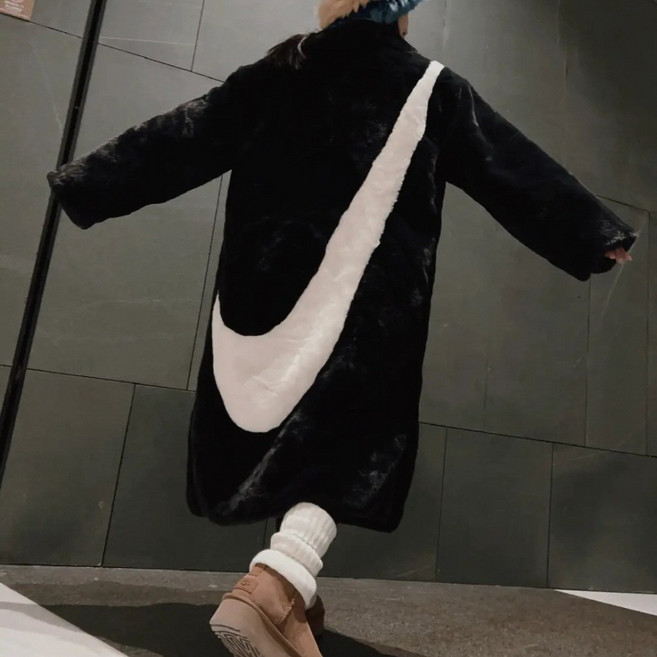 나이키 빅 스우시 후리스 인조 퍼 롱자켓 블랙 W DQ6839-010