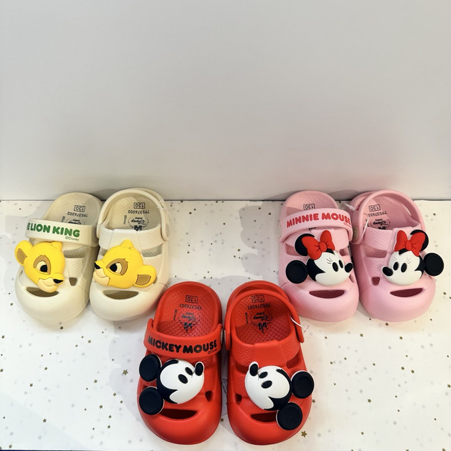 디즈니베이비 야탑NC점 ~여름 시즌오프 SALE~ 가볍고 편한 아기 클로그 샌들입니다~~ 발볼도 널널하게 나와 발볼 통통 친구들도 너무 편해요 미끄럼방지도 확실하게 되어있습니다