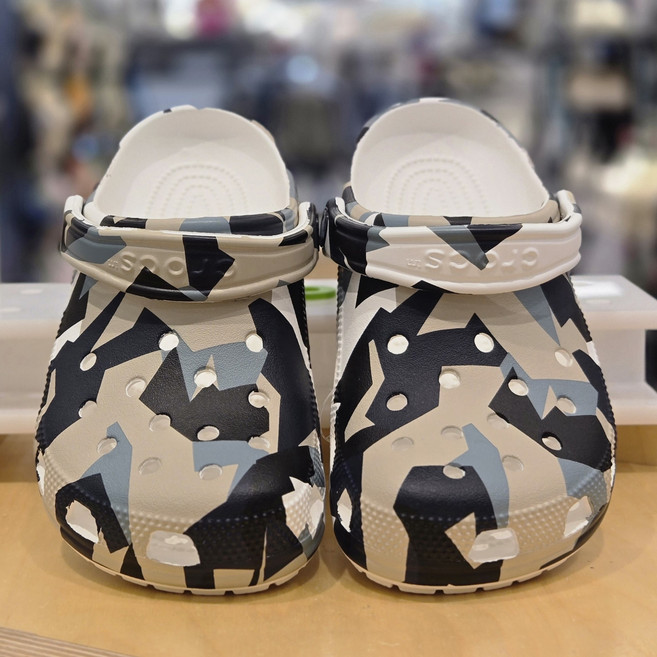 크록스 정품클래식 지오 카모 클로그 211009 (화이트/멀티 색상) < 신상품 > 기하학적인 프린트로 포인트가 되는 클래식 라인 신발! 푸른 느낌으로 시원하고 가벼워요