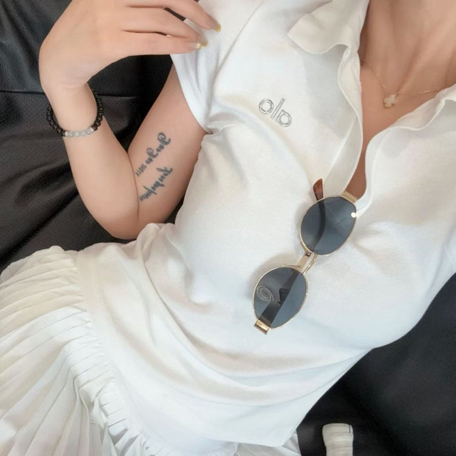 ALO알로 슬림핏 스타일리쉬한 숏기장 아메리칸 빈티지 폴로넥 반팔 티셔츠 여