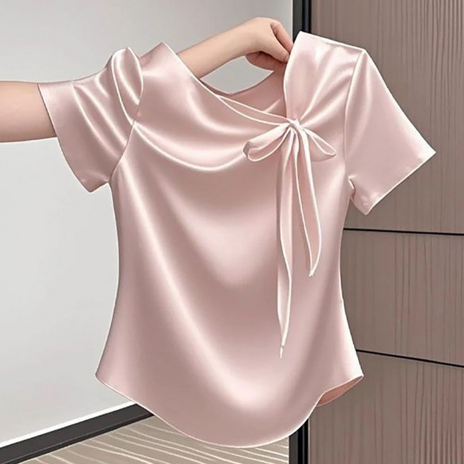 로르카 여성 미니멀룩 리본 넥라인 실크 느낌 반팔 티셔츠 E01031635