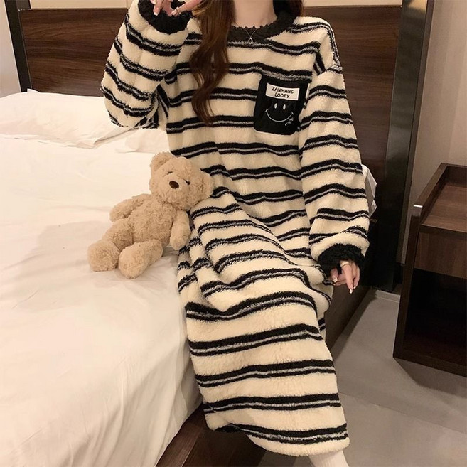 Skyciky 여성 겨울 긴팔 롱 수면 원피스 플리스 극세사 따뜻한 잠옷 홈웨어 II2442