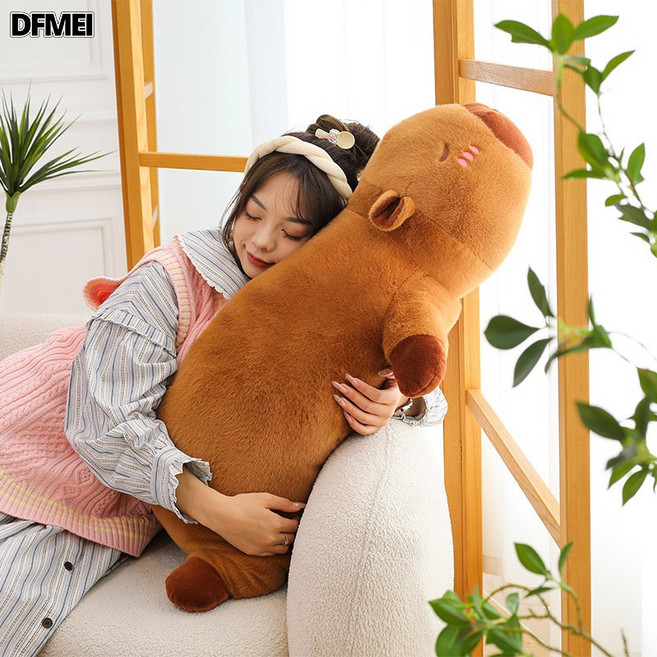 DFMEI 水豚抱枕女生睡覺牀上抱睡公仔長條枕毛絨玩具布娃娃, 趴款卡皮巴拉