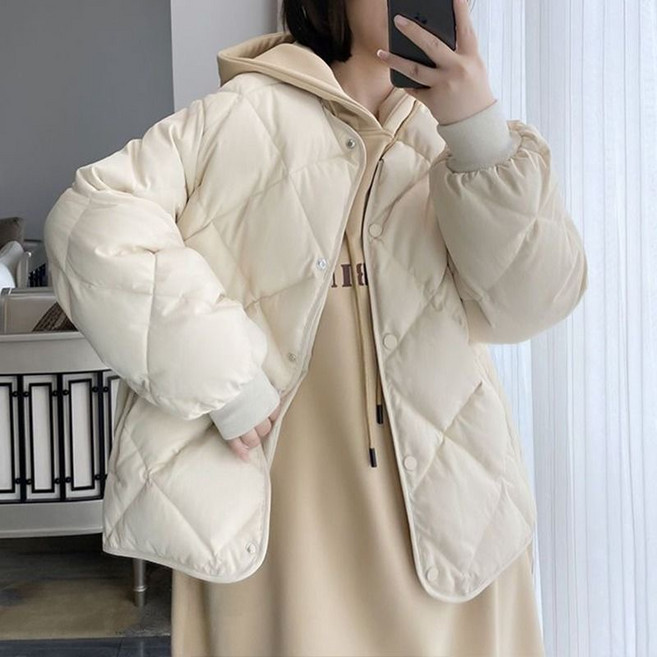 여성 초경량 패딩 자켓 점퍼 숏 퀼팅 디자인 편안 착용감 소매 밑단 얇은 간절기 봄 가을 필수 아이템 간편한 보온 데일리룩