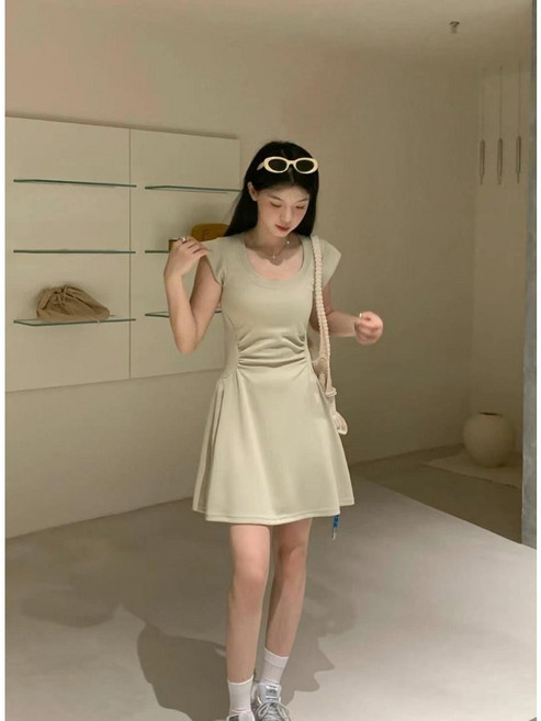 MEW ROOM 微性感收腰無袖圓領短洋裝, 卡