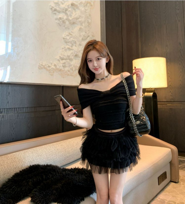 해피유통 여성 오프숄더 리본 니트 반팔 티셔츠 슬림핏 데일리 페미닌 스타일 니트 탑