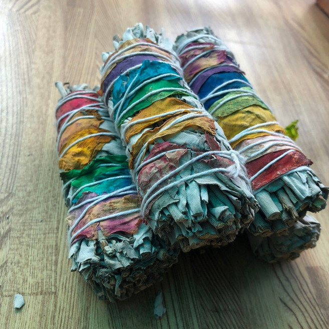 藥魂 七脈輪鼠尾草棒 - 空間淨化 磁場淨化 白鼠尾草 七種玫瑰色彩綑綁 鱷魚水晶增強能量 4, 1個, 4"