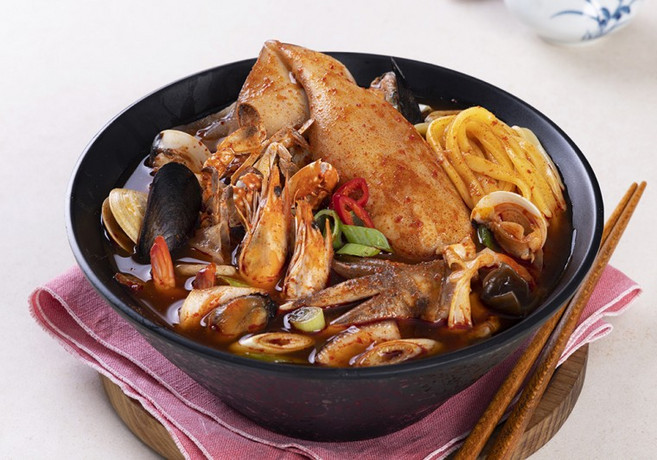 (영동씨푸드) 통오징어 짬뽕(840gX4개)/통오징어 한마리가 그대로/단호박 칼국수면/캠핑, 1개, 1g