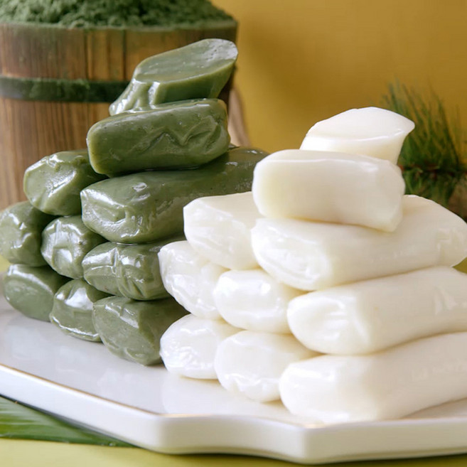 [시루조아] 우리쌀 굳지않는 흰 가래떡 700g+쑥 가래떡 700g/갓 뽑은 떡 맛 담백 고소/개별포장, 700g, 2개