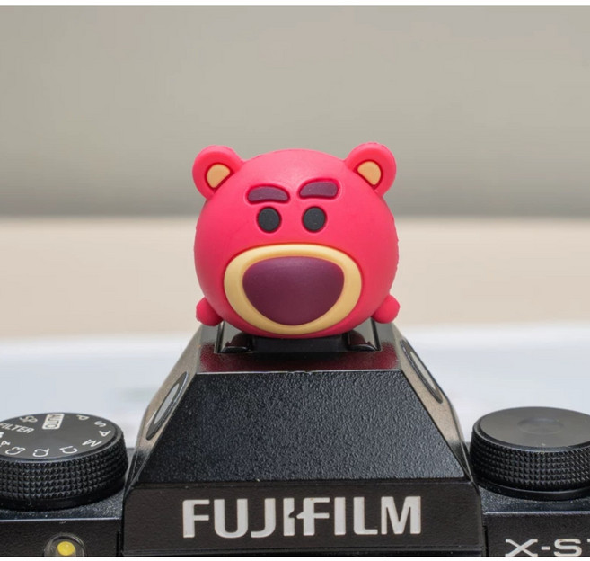 쉬서나스 귀여운크리에이티브 캐릭터 3D 핫슈 캡 카메라 인형 등갓 커버 더스 스프 루프 보호기, 캐릭터 딸기곰, 1개, 제품적용핫부츠 커버(조명도 아니고 장식품일 뿐입니다)