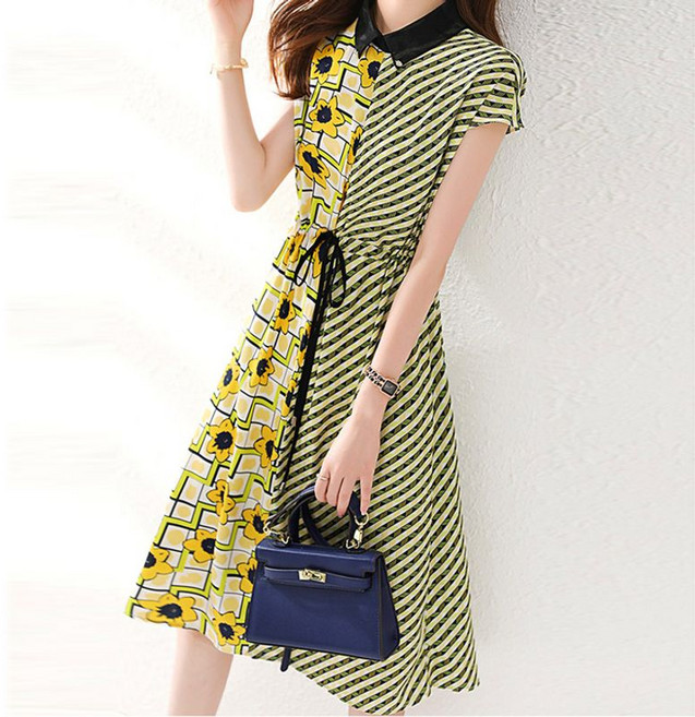 퀸이즈 레니 하프 선플라워 스트라이프 슬리브리스 원피스