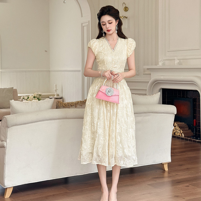 【法式溫柔風】連衣裙 女裝連衣裙 夏季連衣裙 氣質連衣裙 蕾絲連衣裙 泡泡袖 V領收腰設計 約會度假穿搭 2026夏季新款, 杏色