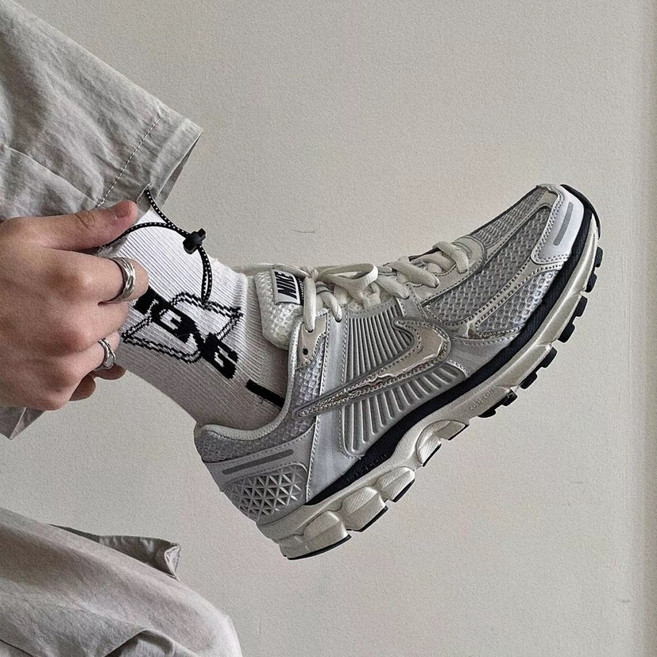 나이키 줌 보메로 5 SP 블랙 SP 바스트 그레이(증정품 수납백), 250, FD0884-025(증정품 수납백)