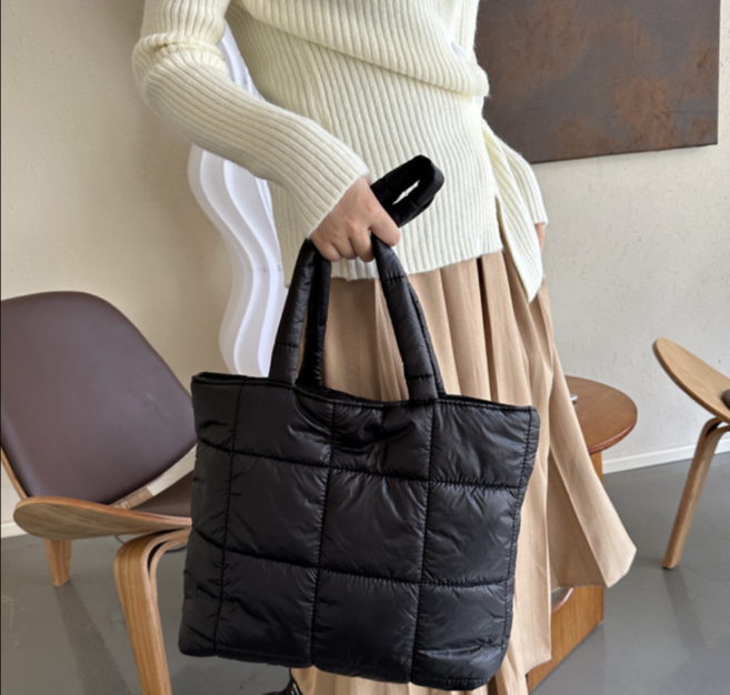 [4 color]델리아 패딩 퀄팅 퐁퐁 숄더백 엠보싱 퐁퐁 귀여운 러블리 키치 스트랩 가방 데일리룩 출근룩 등원룩 산책룩 가벼운 데일리 노트북가방