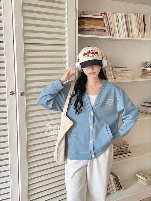 奈看服飾 厚磅空氣層慵懶風棒球版V領外套 - 三色可選