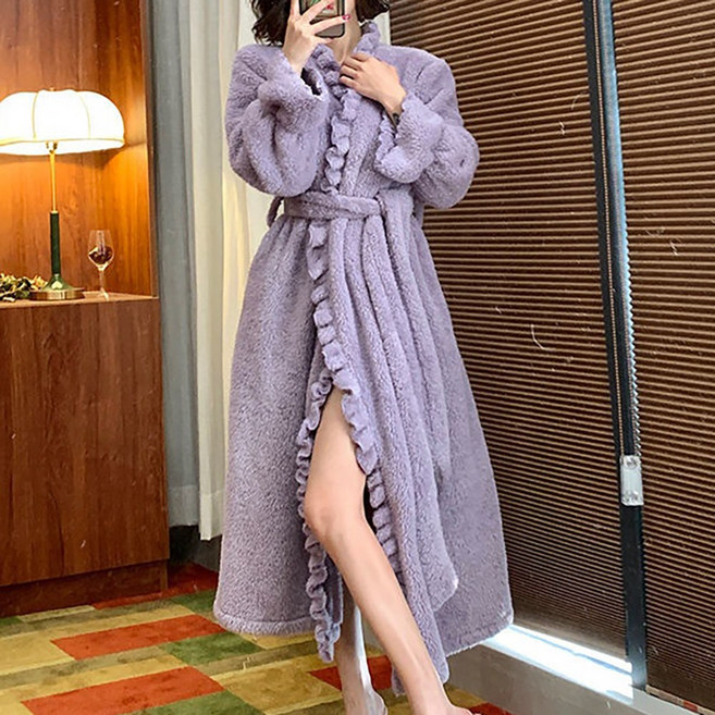 ROYALBELLE 여성 극세사 프릴 벨트 디테일 잠옷 포근한 플리스 롱 가운 홈웨어 E0111103