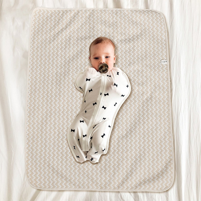 [네츄라오가닉] 지그재그 누빔 방수 타올 도톰한 3겹 아기 방수요 - 유아 방수패드 신생아 침대/유모차/카시트 사용 가능 (인기 육아템), 1개, 베이지