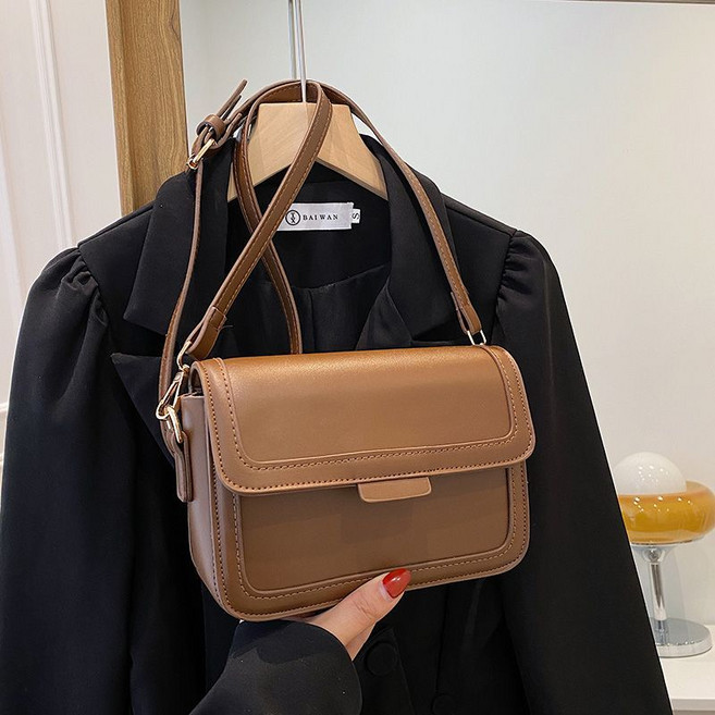 CHARLES & KEITH 斜挎包 拼色設計, 1120棕色