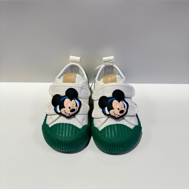 디즈니베이비 야탑NC점 봄에 신기 좋은 캔버스 재질 벨크로 운동화입니다~~초록색 테두리와 귀여운 미키마우스 얼굴 패치가 포인트에요~!
