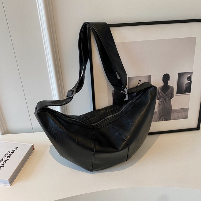 가죽 반달 크로와상 크로스백 슬링백