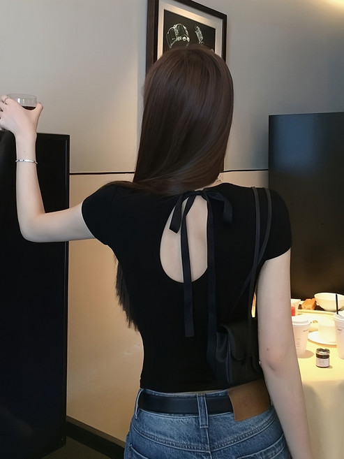 여성용 섹시한 백리스 리본 뒤트임 반팔 티셔츠 슬림핏 크롭 탑 라운드넥 페미닌 무드 데일리룩 데이트룩 포인트 코디 쫀쫀한 무지 티셔츠 기본템