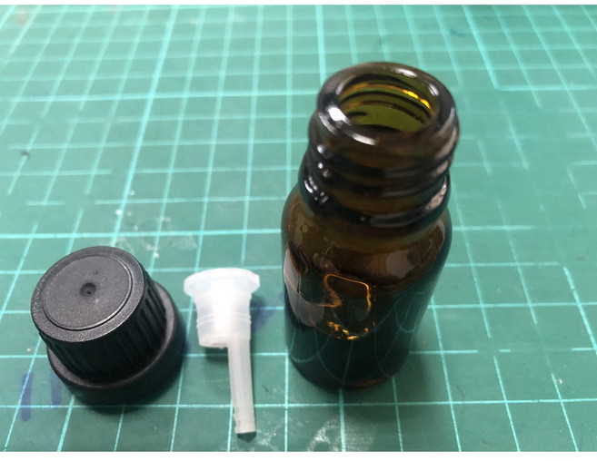 10ml 茶色精油瓶 2入組 含黑色安全大頭蓋及內塞, 1個