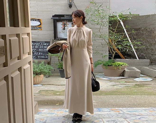 [리리앤코] 올느베린 피치기모 셔링 핀턱 하이넥 롱 원피스