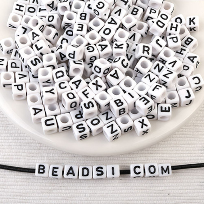 비즈아이 [678-51]알파벳비즈 아크릴이니셜 사각이니셜 6mm 화이트/블랙알파벳 10g(약60개)