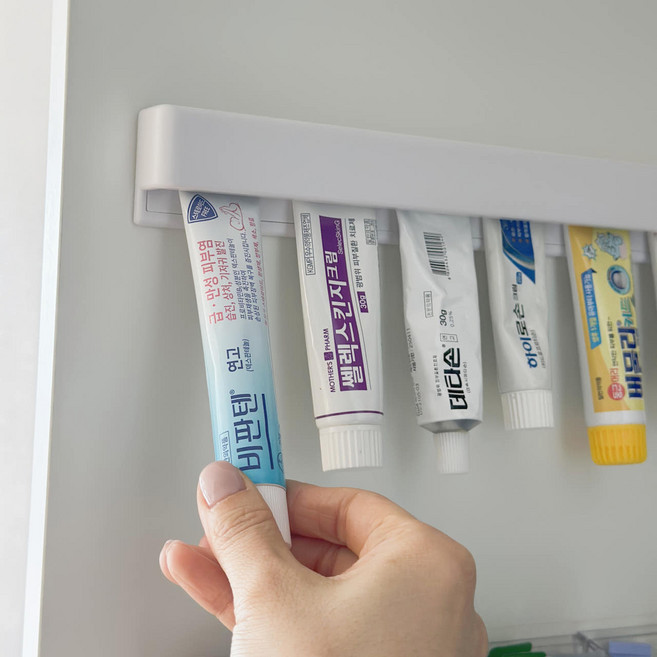리블리홈 무타공 부착식 치약걸이 치약꽂이 공중부양 롱 튜브 홀더, 화이트, 2개