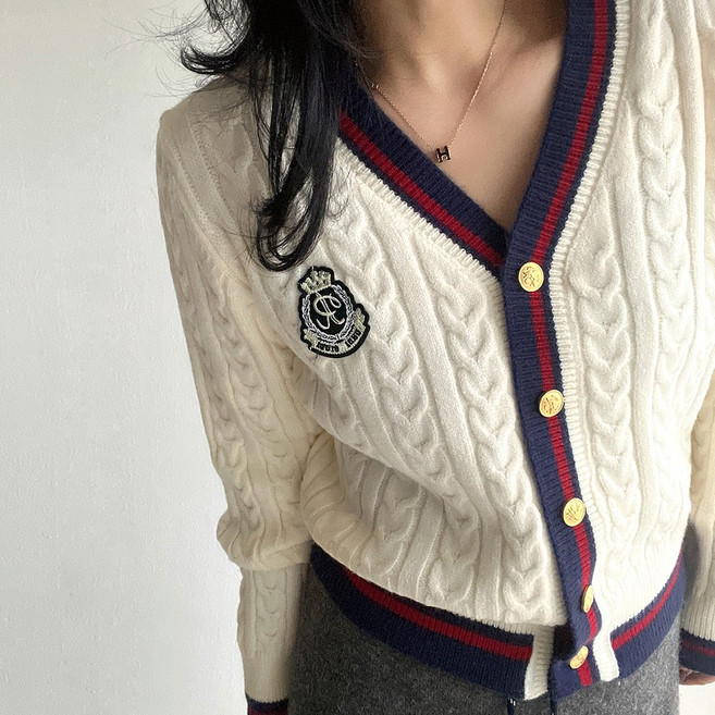 네모엔룩 와펜케이블 여성용 견장 배색 금장버튼 꽈배기 패턴 세미크롭 도톰 캐주얼 브이넥 케이블 니트 가디건