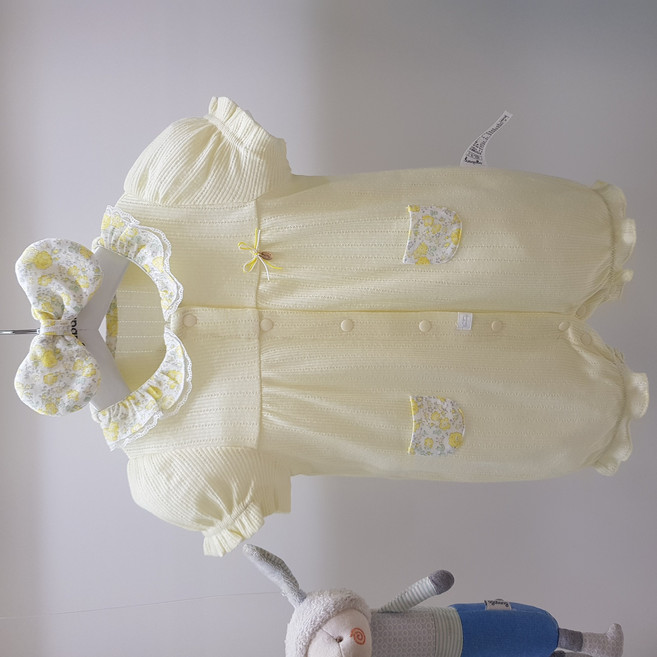 아가방 여름 베이비페어 아일렛 반팔 우주복 퍼프소매 프릴카라 헤어밴드 세트 / 연노랑 신생아 백일 외출복 / 기저귀 갈기 편한 공주옷