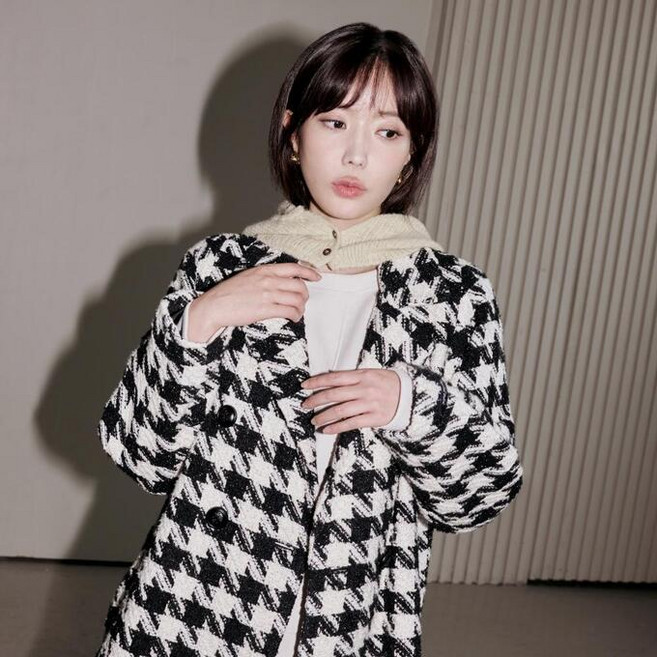 베스띠벨리 24F/W 아트웍 버튼 장식 티셔츠 BJIBI2831