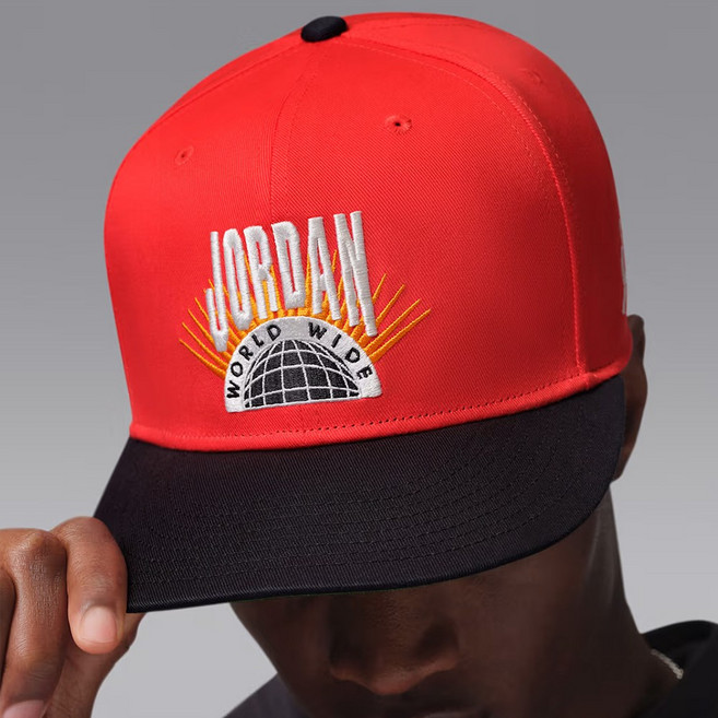 나이키 조던 에센셜 프로 월드 와이드 플랫 빌 스냅백 (673), L/XL, 칠레 레드 + 켈리 그린 (673)