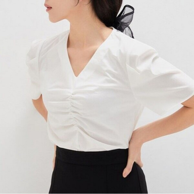 [로엠(비노출)] [로엠] V넥 셔링 블라우스 (RMBLD37RTA-T)